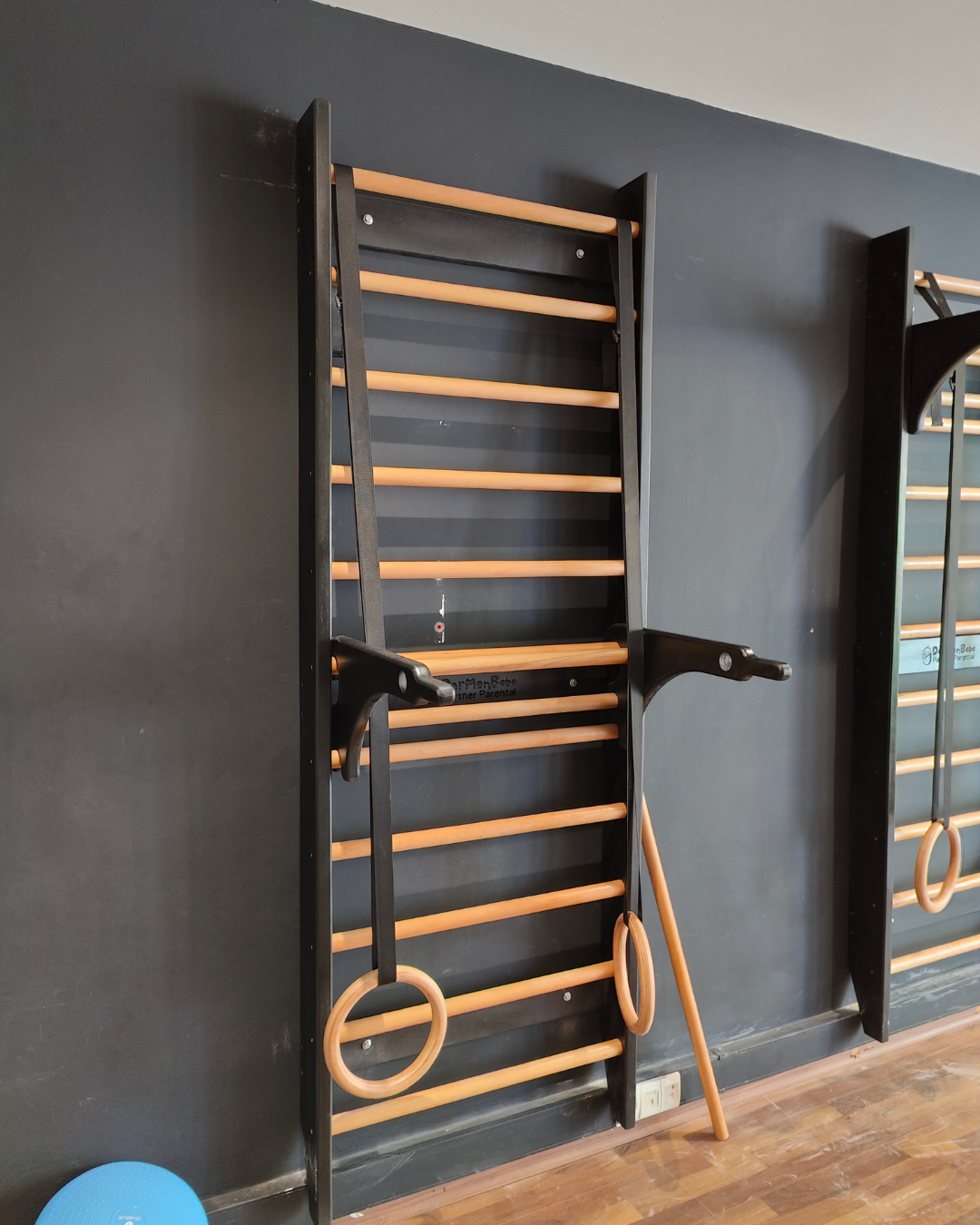 Échelle Murale Fitness avec Barre Amovible — Bois Hêtre