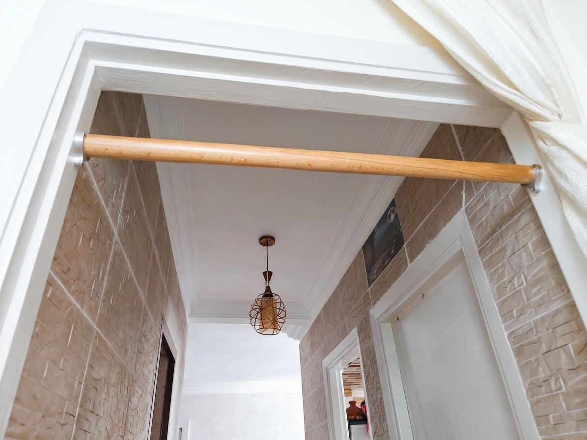 Barre de Traction Multi-Activités pour Cadre de Porte – Bois & Inox
