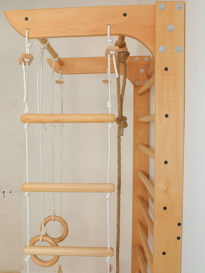 Vue latérale échelle suédoise bois hêtre 80cm largeur - design compact gain espace
